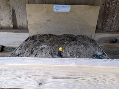素鵞社の清めのお砂の右側の箱