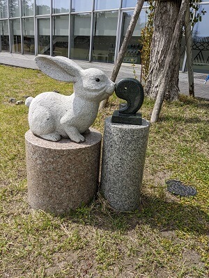 島根県立古代出雲歴史博物館前のウサギの石像