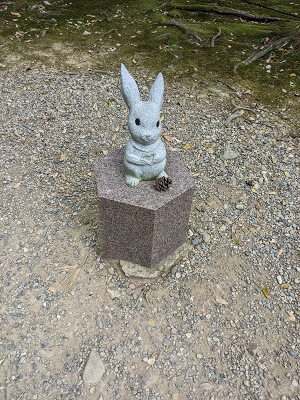 御本殿の裏側のハートのウサギの石像