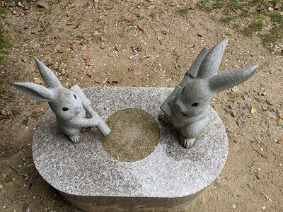 杵那築森の鳥居の手前のウサギの石像