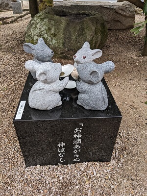万九千神社のねずみの石像