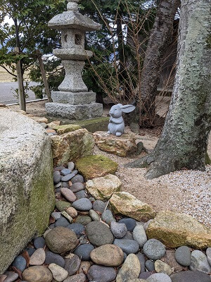 万九千神社の出雲大社遙拝所のウサギの石像
